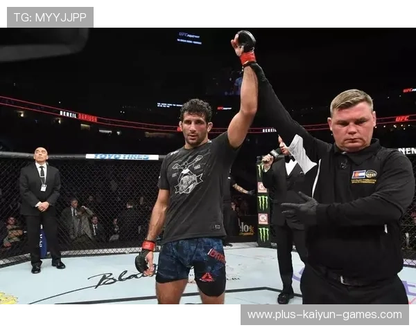 UFC奇迹瞬间：一脚让顶级选手翻滚三圈，震撼全场的瞬间揭秘